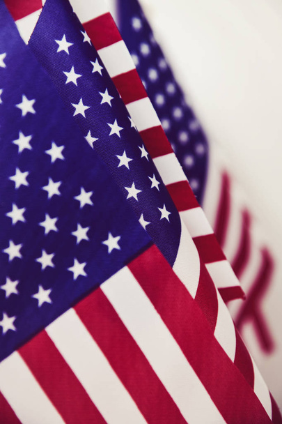 Amerikai zászlók, juharfalevél sorban - Fotó, kép