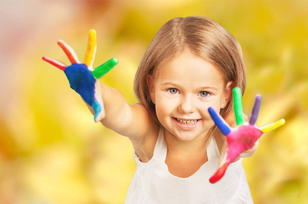 Κοριτσάκι με πολύχρωμα ζωγραφισμένα χέρια - Φωτογραφία, εικόνα