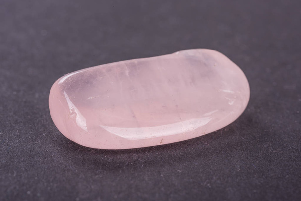 Géode quartz rose sur fond noir
 - Photo, image