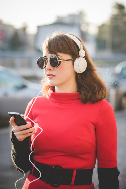Nainen kuuntelee musiikkia kuulokkeilla   - Valokuva, kuva
