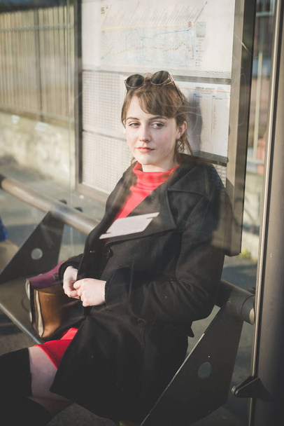 Hipster-Frau wartet auf Bus - Foto, Bild