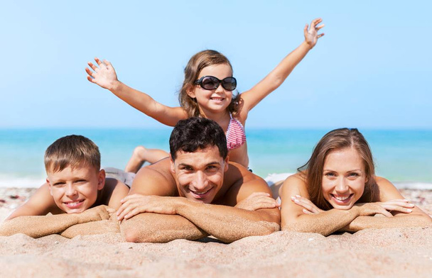 Happy family on vacations - Φωτογραφία, εικόνα