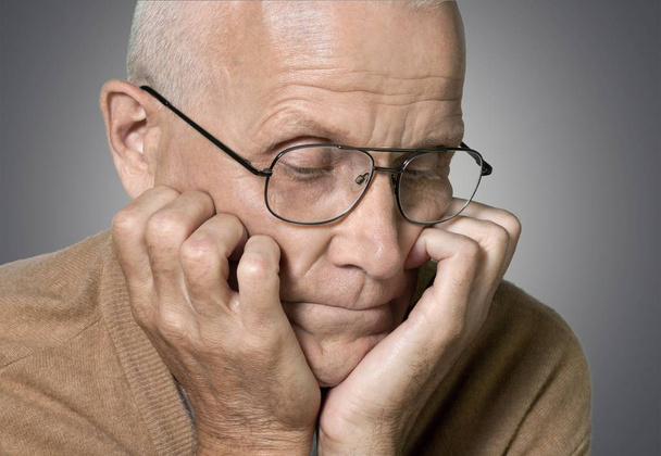 sad elderly man in glasses - Foto, immagini