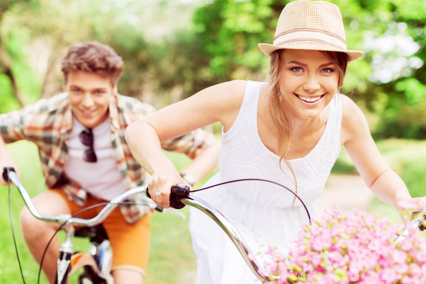 Couple à vélo à travers le parc
 - Photo, image