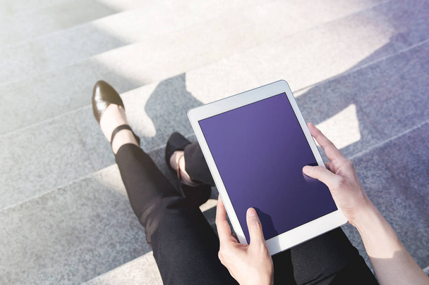 Affari di lavoro donna sedersi e utilizzando tablet digitale mockup a ou
 - Foto, immagini
