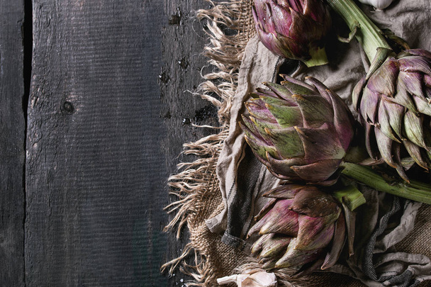 Uncooked purple artichokes - Foto, afbeelding