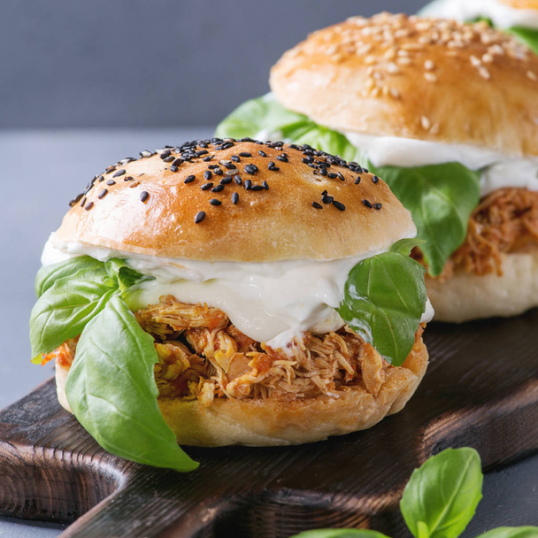 Homemade mini burgers with pulled chicken - Foto, Imagem