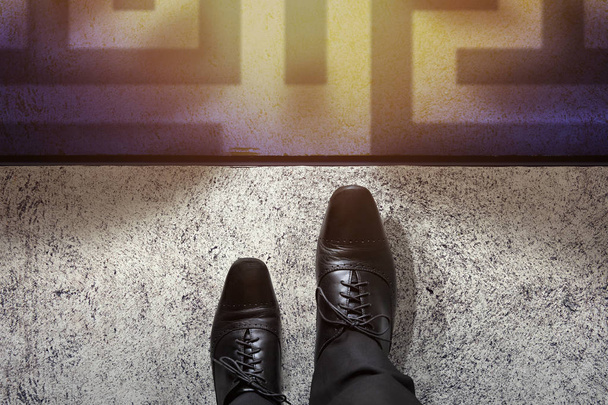 Homme d'affaires dans les chaussures oxford d'affaires entre dans le labyrinthe
 - Photo, image