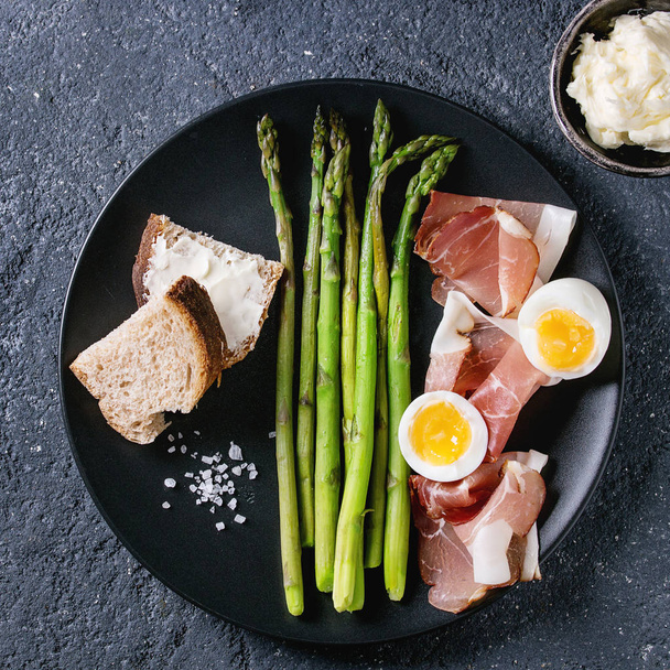 Cooked green asparagus with egg - Foto, afbeelding