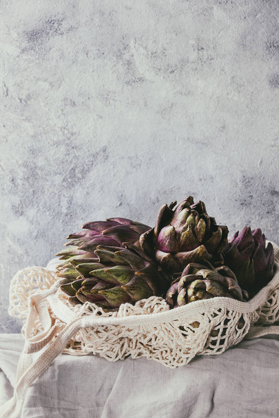 Uncooked purple artichokes - Fotoğraf, Görsel