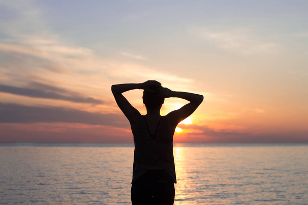 sporty yoga woman brck viwe, girl watching sunrise in the sea - Foto, Imagem