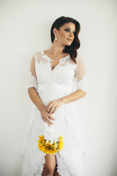 krásná nevěsta pózuje ve svatebních šatech - Fotografie, Obrázek
