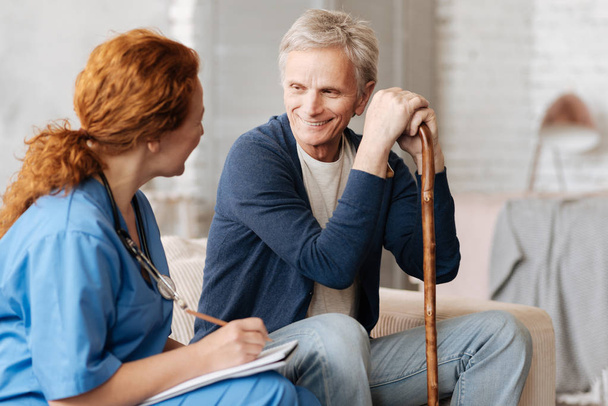 therapist talking to her elderly patient - Foto, afbeelding