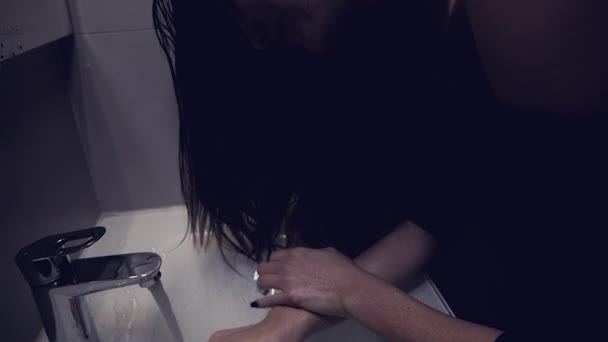 Zoufalá mladá žena pláče  - Záběry, video