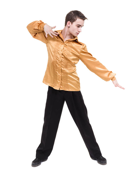 Ντίσκο χορευτής δείχνει κάποιες κινήσεις ενάντια στο απομονωμένο λευκό - Φωτογραφία, εικόνα