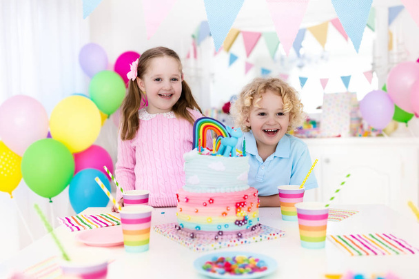 Kids birthday party with cake - Φωτογραφία, εικόνα