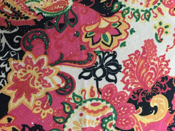 mooie kleurrijke bloemen op batik achtergrond - Foto, afbeelding