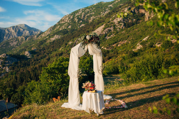 esküvői szertartás a hegyekben - Fotó, kép
