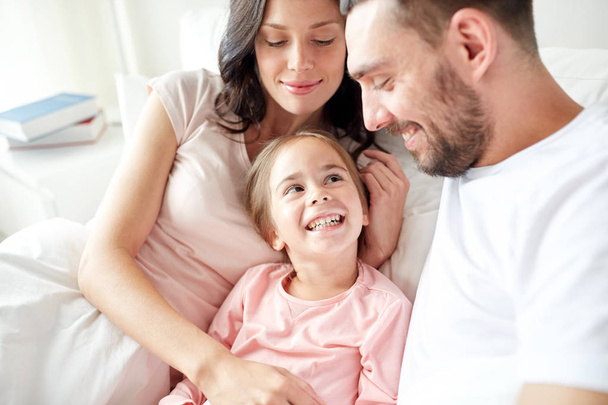 happy family in bed at home - Foto, imagen