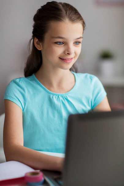 happy girl typing on laptop at home - Foto, Imagem