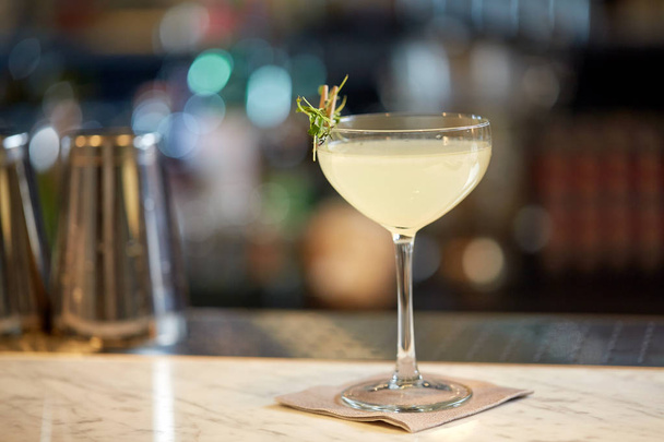glass of cocktail at bar - Фото, изображение