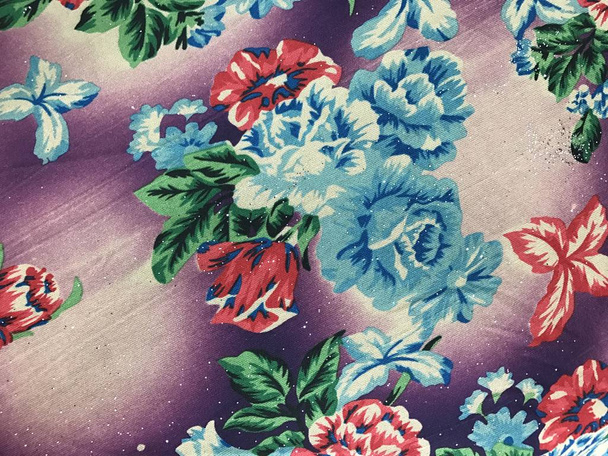 mooie kleurrijke bloemen op batik achtergrond - Foto, afbeelding