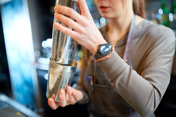 close up de bartender com coquetel shaker no bar
 - Foto, Imagem