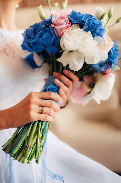 El ramo de boda en las manos de la novia - Foto, Imagen