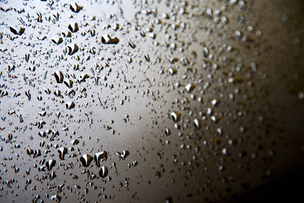en un coche después de la lluvia algunas gotas de agua
  - Foto, Imagen