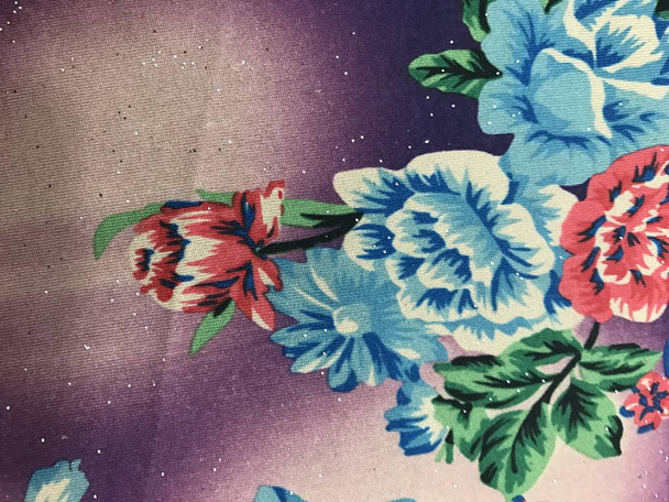 piękne kolorowe kwiaty na tle batik - Zdjęcie, obraz