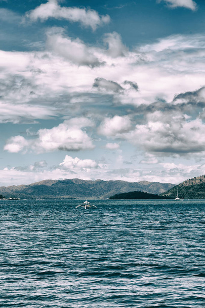 美しいパノラマ海岸線海と岩のボートから  - 写真・画像