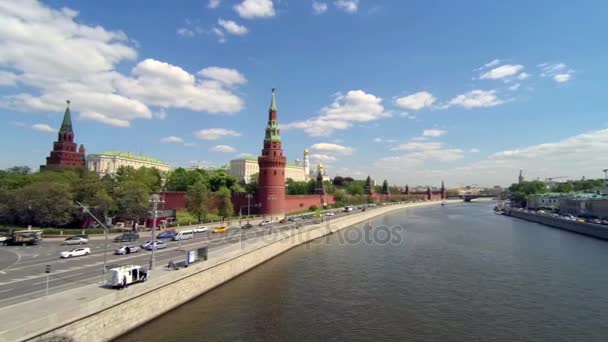 Vista de Moscú. Kremlin, iglesias cúpula dorada, río. Tráfico de coches cerca
. - Metraje, vídeo