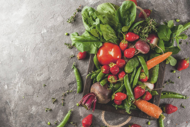 Mercado. Comida vegana saludable. Verduras frescas, bayas, verduras y verduras
 - Foto, Imagen