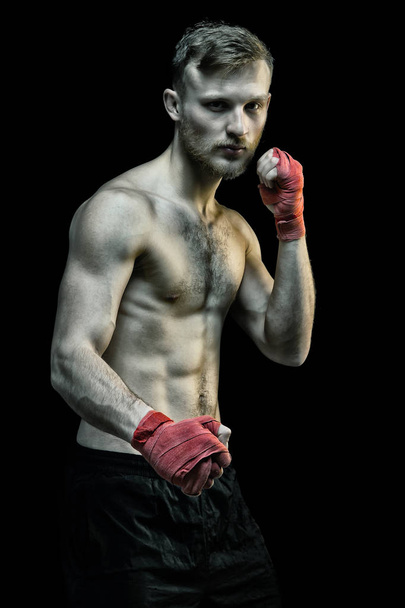 Bebaarde sportman met boksen pleisters - Foto, afbeelding