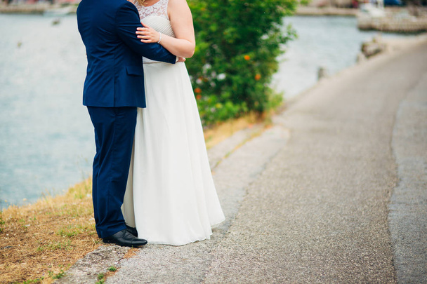 Recién casados se abrazan en Montenegro
 - Foto, Imagen