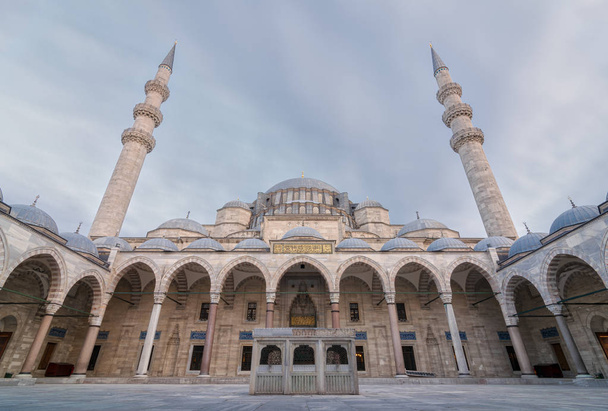 Strzał dnia zewnętrzny niski kąt Meczet Sulejmana, osmański Meczet Cesarski znajduje się na trzecim Hill w Stambule, Turcja - Zdjęcie, obraz