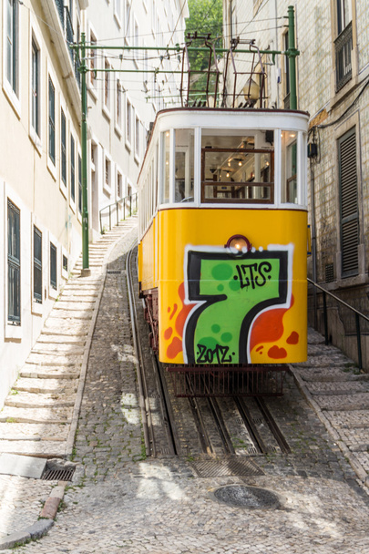 Lisbon, Portekiz - jun 25: geleneksel kırmızı ve sarı tramvay aşağı - Fotoğraf, Görsel