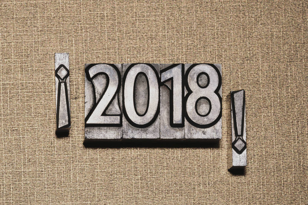 2018 між знаками оклику на золотому фоні
 - Фото, зображення