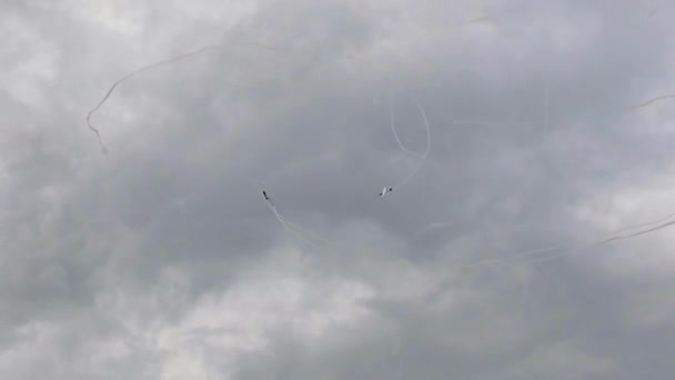 Segelflugzeug fliegt auf blauem Himmel - Filmmaterial, Video