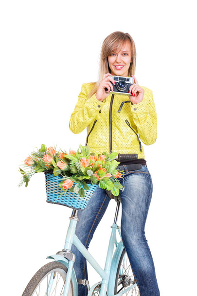 Женщина на велосипеде с винтажной кинокамерой
 - Фото, изображение