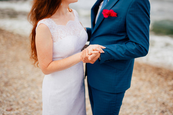 Novomanželé obejmout každého jiný v Černé hoře - Fotografie, Obrázek