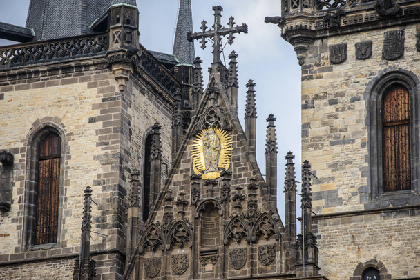 Vanhankaupungin aukio ja Goottilainen tornit kirkon Our Lady. Prahan vanhankaupungin alue, Tsekin tasavalta
 - Valokuva, kuva