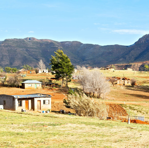  Lesotho street kylässä lähellä vuorta
   - Valokuva, kuva