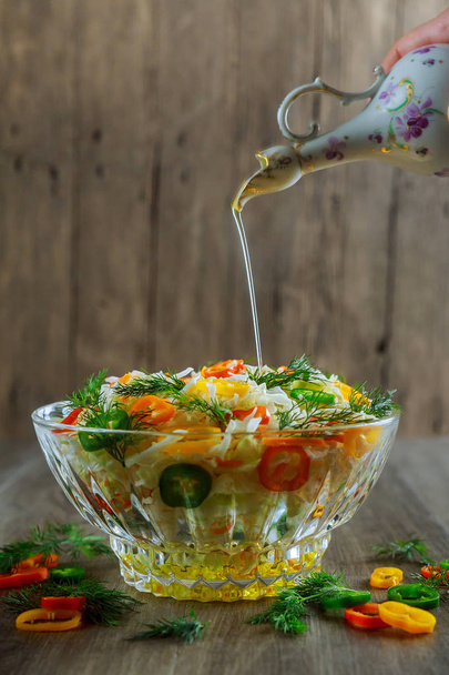 Świeżych mieszanych zielone salaterki na drewnianym stole - Zdjęcie, obraz