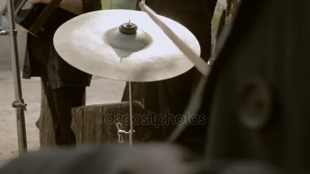 Trommelplatte, auf die ein Musiker einen Stock schlägt. Busker - Filmmaterial, Video