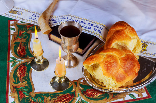Shabbat-Tisch mit Challah-Brot, Kerzen und Kippa. - Foto, Bild