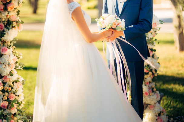 bouquet de mariage entre les mains de la mariée - Photo, image