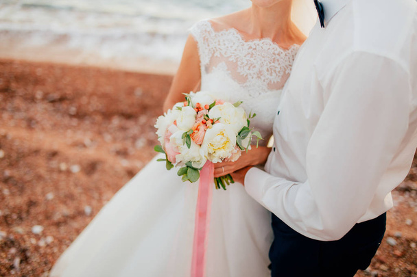 Yeni evliler birbirlerine Karadağ'sarılmak - Fotoğraf, Görsel