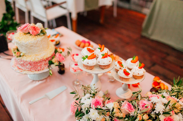 Cupcakes on a wedding table - Fotó, kép