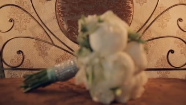 Bouquets sur un banc
 - Séquence, vidéo